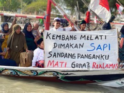 FOTO: Aksi Nelayan Tolak Proyek Surabaya Waterfront Land