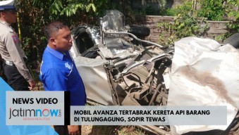 Video: Mobil Avanza Tertabrak Kereta Api Barang di Tulungagung