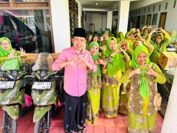 Gus Fawait Serahkan 74 Motor kepada Muslimat Kencong Jember