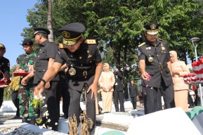 Hari Pengayoman ke-79, Kakanwil Kemenkumham Jatim Pimpin Upacara Ziarah TMP