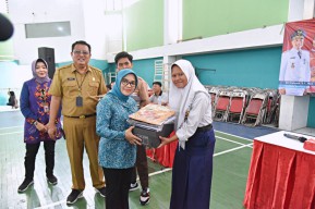 4 Tahun Pemkot Surabaya Gelontor 266.375 Seragam dan Perlengkapan Sekolah Gratis