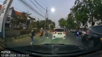 Aksi Begal Rampas  HP Mahasiswi ITS Surabaya Terekam Kamera Mobil