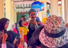 Pemuda Sidoarjo Gelar Dongeng Boneka Anak di Alun-Alun, Ini Tujuannya