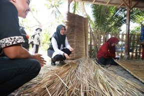 Sukses jadi Pengusaha Anyaman usai Pugar Makam Tokoh Penari Gandrung Banyuwangi