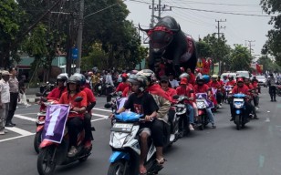 Konvoi Keliling Kota Kediri, Vinanda - Gus Qowim Diiringi Ribuan Pendukung