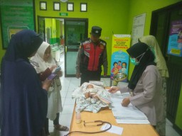 Warga Wonocolo Sidoarjo Temukan Bayi Laki-laki di Rumah Kosong