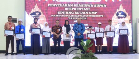 229 Siswa Berprestasi di Mojokerto Terima Beasiswa dari Pemkab