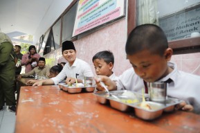 Uji Coba Makan Siang Bergizi, Bupati Trenggalek: Tidak Gratis Lho