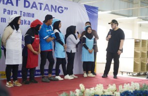 Mas Dhito Salurkan BLT DBHCHT untuk Ribuan Buruh Pabrik SKT Pare