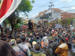 Diisukan Batal Dilantik DPR RI, Pendukung Gufron Sirodj Demo KPU Jember