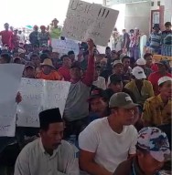 Nelayan Bangkalan Tuntut Ganti Rugi Petronas karena Hasil Tangkapan Berkurang