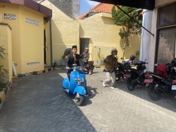 Adik Wabup Trenggalek Hadiri Pelantikan Anggota DPRD Ponorogo Naik Vespa