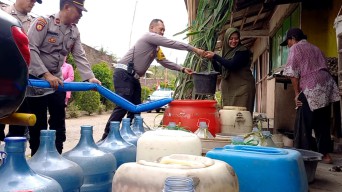 Kekeringan di Trenggalek Meluas, Polisi Droping 52.800 Liter Air Bersih
