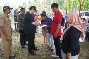 Mas Dhito Serahkan Sertifikat Elektronik Bagi Warga Kampungbaru