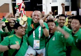 Momen Baso Juherman Digendong usai Muaythai Jatim Juara Umum PON XXI 2024