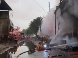 Tumpukan Kayu Bawah Tol Dupak Surabaya Terbakar, Kepulan Asap Menutup Jalan