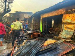 Kebakaran Pasar Sepanjang Sidoarjo, Pos Waru Kerahkan 7 Unit PMK