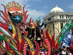 Khofifah - Emil Diarak Kesenian Khas Madura saat Deklarasi Kampanye Damai