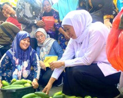 Cagub Jatim Khofifah Blusukan ke Pasar Srimangunan Sampang