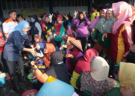 Disambati Nelayan Lamongan soal Pasokan BBM, Ini Tanggapan Khofifah