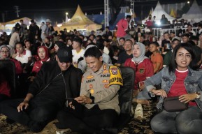Bupati Tuban Nobar bareng Warga Laga Indonesia Vs Australia