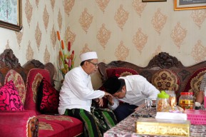 Luluk - Lukman Sowan Kiai Ahmad Hasan Jombang, Direstui Menang Pilgub Jatim