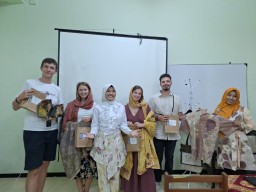 Mahasiswa Mancanegara Belajar Batik Ecoprint di Tulungagung