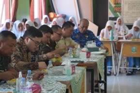 Tinjau Uji Coba Makan Bergizi Gratis, Pelajar Minta Tambahan Sambal ke Mas Dhito
