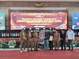 Dapat Nomor 1 di Pilbup Probolinggo, Zulmi Acungkan Telunjuk Ucap Kalimat Tauhid
