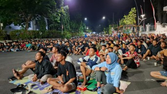 Saat Bacawabup Nurul Azizah Lesehan bareng Warga Bojonegoro sambil Nobar