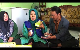 Tim PKM Unitomo Surabaya Sukses Tingkatkan Omzet IRT Bandeng di Sidoarjo