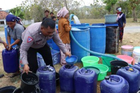 Harlantas Bhayangkara ke-69, Polres Bangkalan Salurkan 7 Tangki Air Bersih