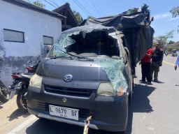 Pikap Muat Barang Elektronik di Ponorogo Terguling Lalu Ditabrak Motor, 2 Orang Terluka