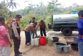Polres Jember Kirim Bantuan Air Bersih ke Wilayah Terdampak Kekeringan