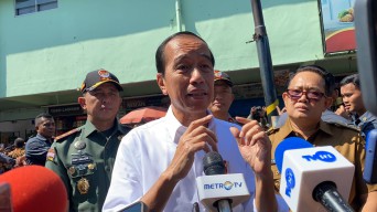 Presiden Jokowi Blusukan di Pasar Soponyono Surabaya, Cek Harga Kebutuhan Pokok