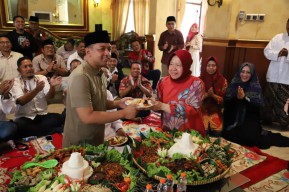 Risma - Gus Hans Resmikan Posko Aspirasi di Surabaya
