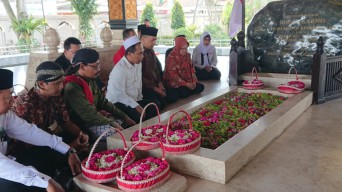 Risma-Gus Hans Ziarah ke Makam Bung Karno di Blitar