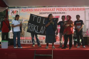 Risma - Gus Hans Bersama Warga Tolak Reklamasi di Surabaya