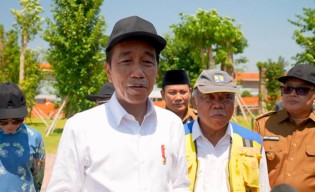 Presiden Jokowi Setujui Mundurnya Risma dari Mensos, Pramono Belum Ditandatangani