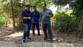 Kades Mrawan Kabur saat Anggota DPRD Jember Sidak Proyek Pembangunan Desa