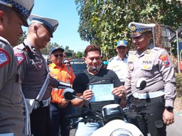 Terobos Palang Pintu Kereta Api, 4 Pengendara di Jember Langsung Ditilang