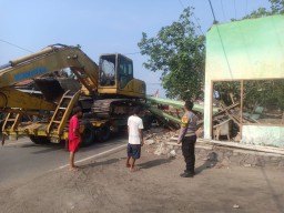Ditabrak Truk Muat Eskavator, Gapura Wisata Pantai Watu Ulo Jember Ambruk