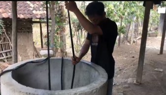 Warga Dungus Ponorogo Wadahi Air Hujan untuk Dikonsumsi