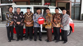 Bank Jatim Berikan Bantuan 1 Mobil Ambulans pada PMI