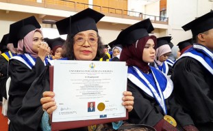 Kisah Nenek Tri Prasetyowati Wisudawan Unipa Surabaya di Usia Senja