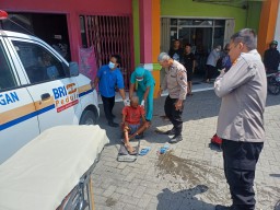 Geger Pria Misterius Terkapar Muntah Darah Depan Pertokoan Lamongan
