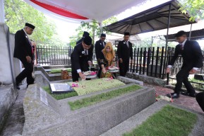 Jelang HUT Kota Batu Ke-23, Pj Wali Kota dan Jajaran OPD Ziarah Makam Imam Kabul
