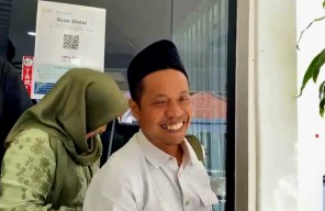 Keluar dari Sidang Etik DKPP, Komisioner Bawaslu Surabaya Riang Gembira