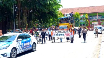 Nelayan Munjungan Trenggalek Protes Pencemaran Tambak Udang Ilegal