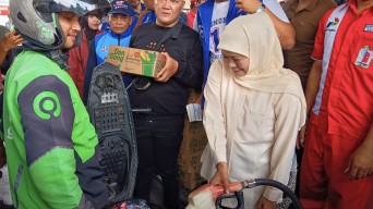 Khofifah Bagi-bagi Bensin Gratis untuk Ojol di Sidoarjo